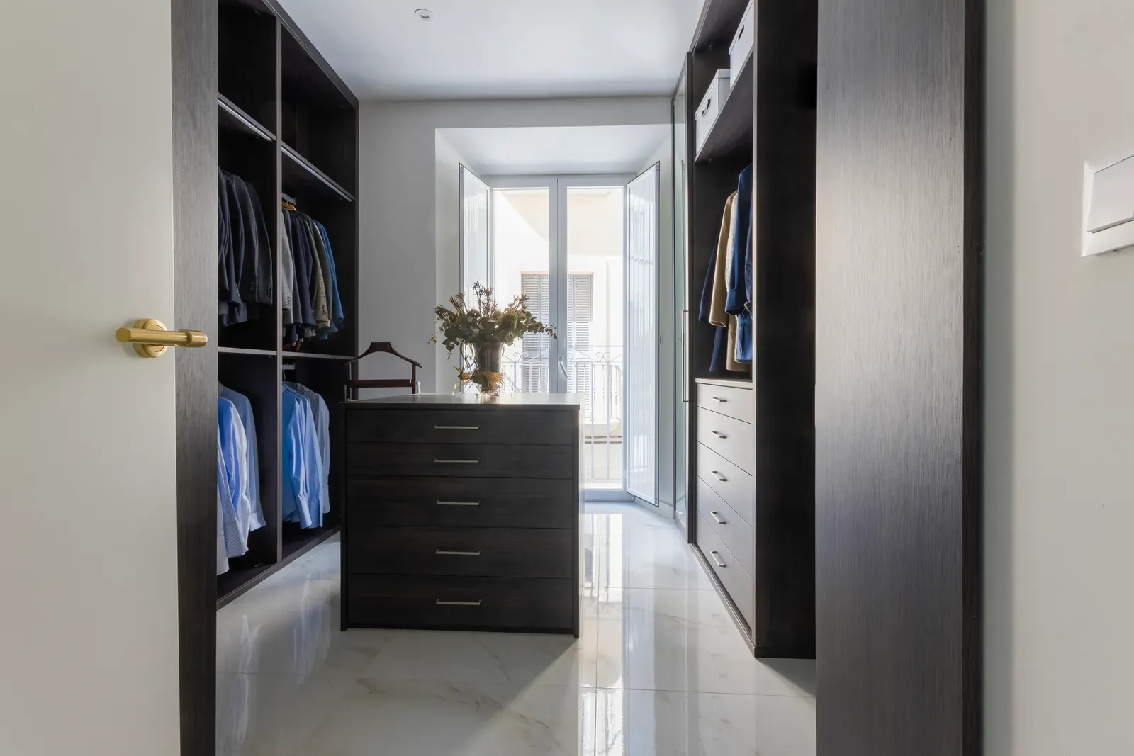Vestidor a medida en vivienda reformada llave en mano por Stylo 10