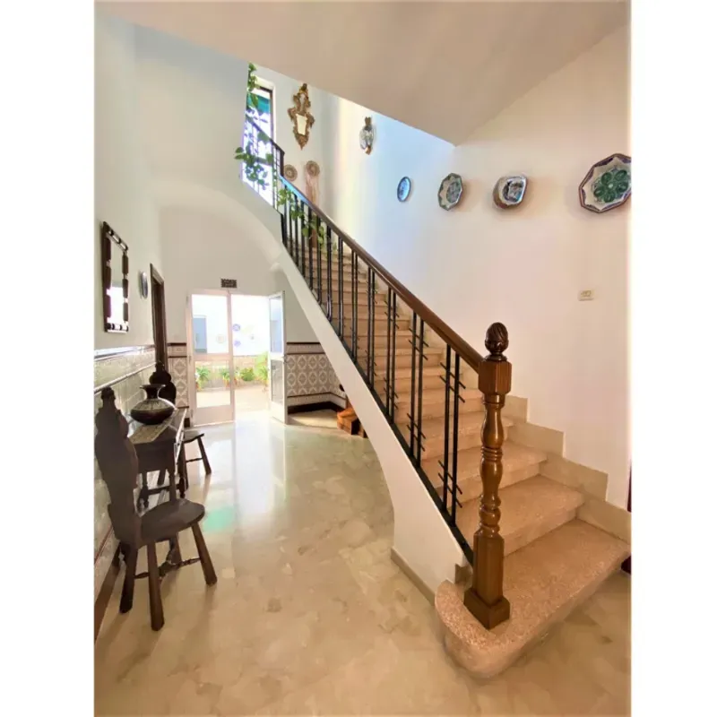 Vivienda completa reformada por Stylo 10: escalera y recibidor con suelo de mármol